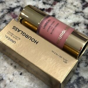 Hourglass Unreal Liquid Blush shade Scene